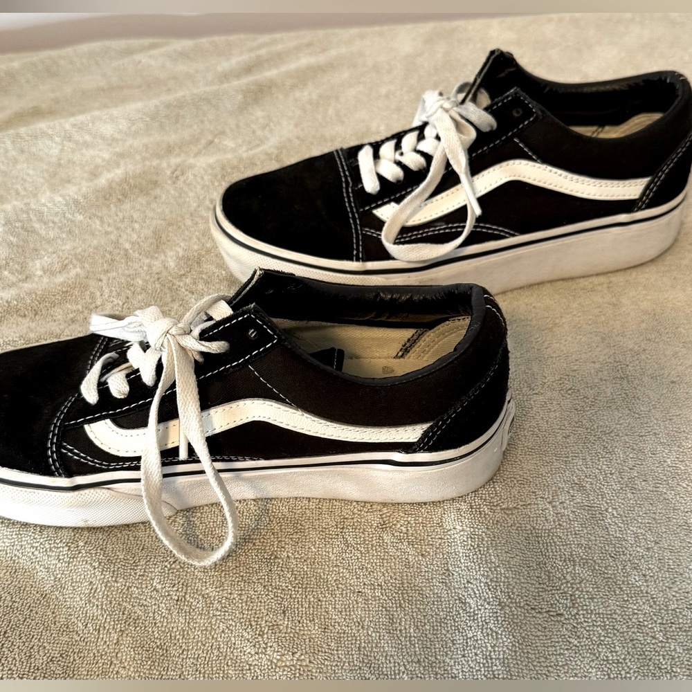 Vans 6.5 Off the Wall Navy sneakers.